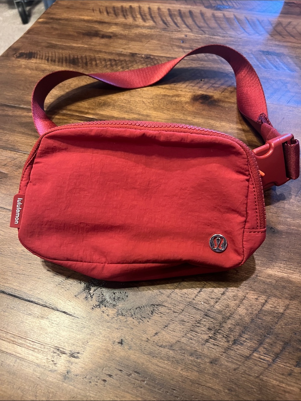 Lululemon Red Everywhere Belt Bag made of water-repellent nylon EUC